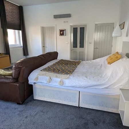 Gorgeous Comfortable Apartment On The High Street Merthyr Tydfil Exterior foto