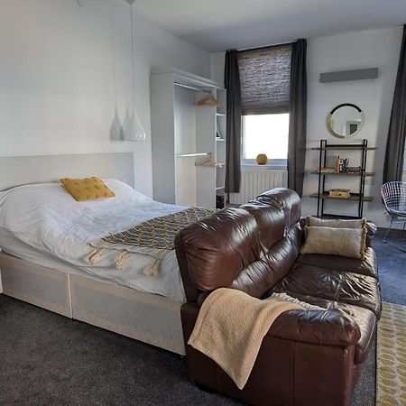 Gorgeous Comfortable Apartment On The High Street Merthyr Tydfil Exterior foto