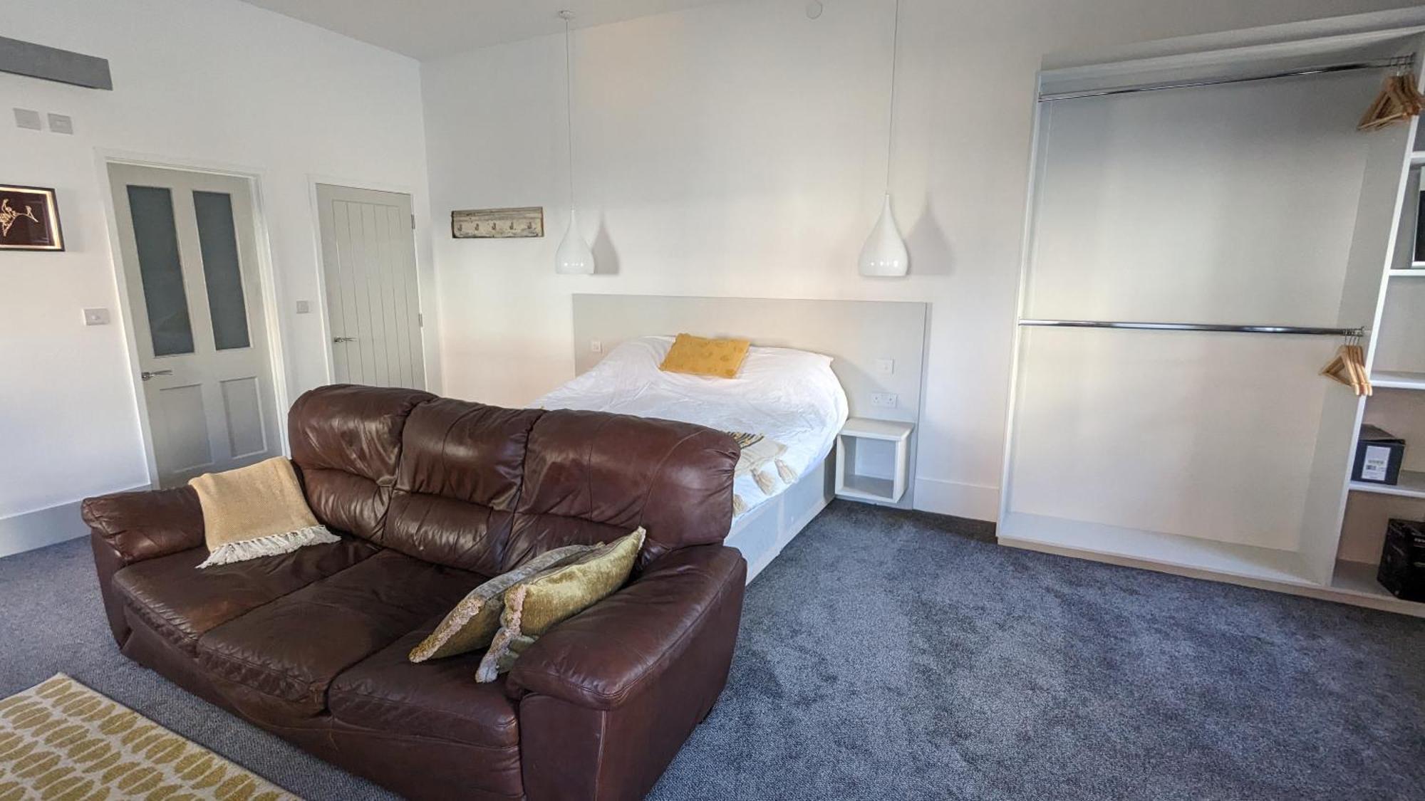 Gorgeous Comfortable Apartment On The High Street Merthyr Tydfil Exterior foto