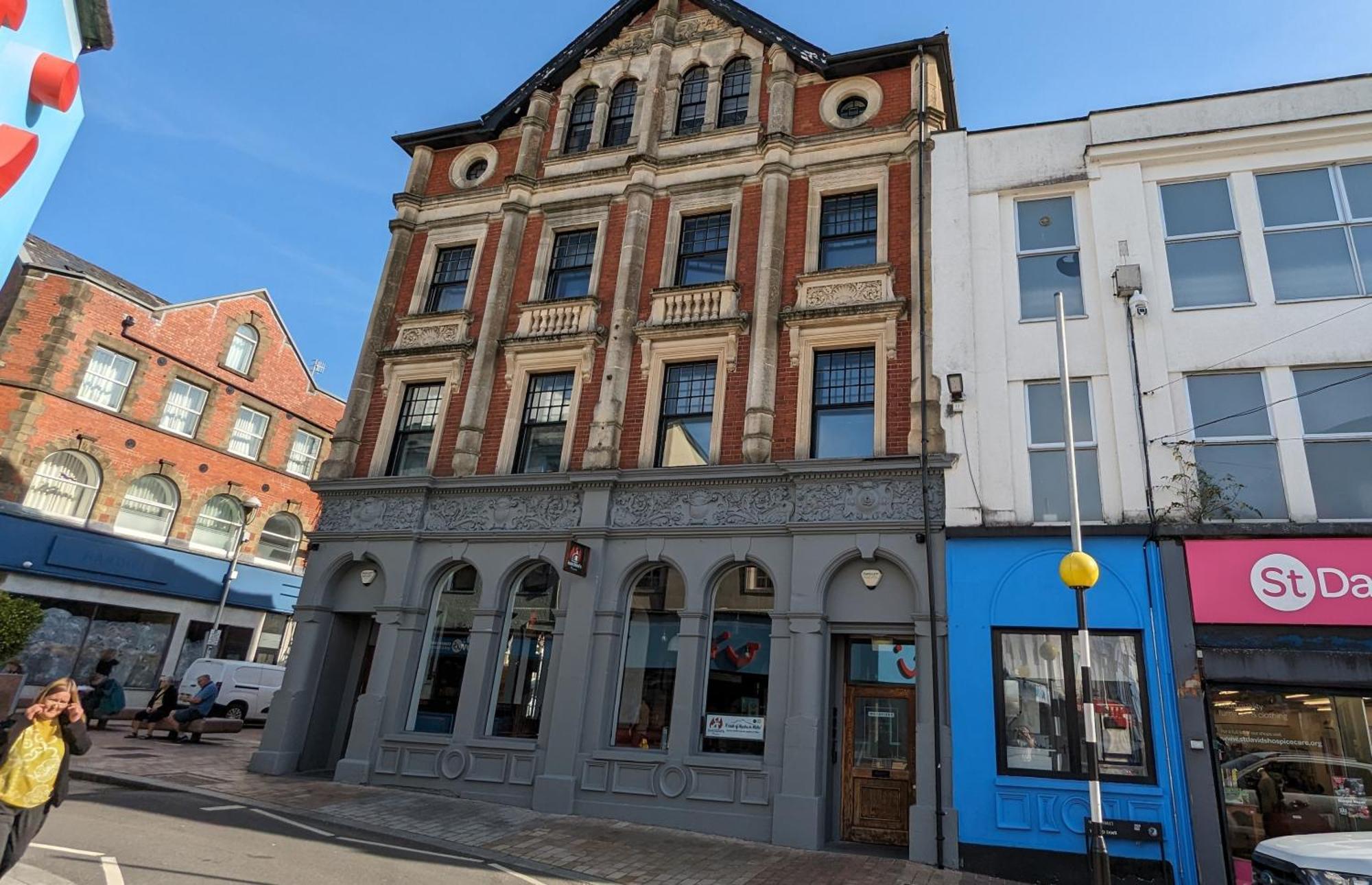 Gorgeous Comfortable Apartment On The High Street Merthyr Tydfil Exterior foto